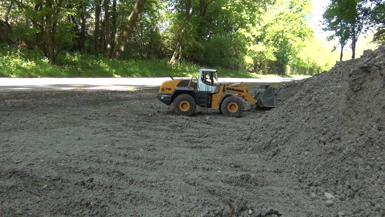 Premacon Liebherr L 576 beläd Cat Dumper  mit Kies 02