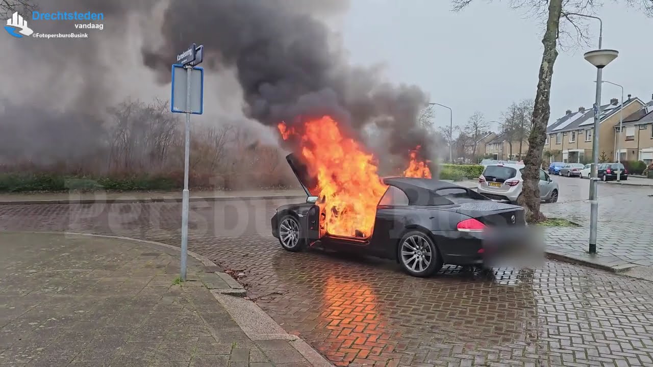 BMW cabrio verwoest door brand aan de Kameleonring in Dordrecht