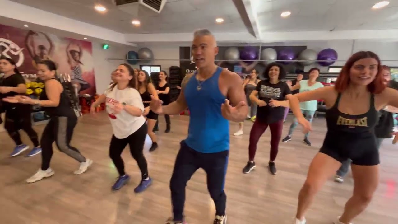 LA PLENA @beele coreografia Nacho El Héroe