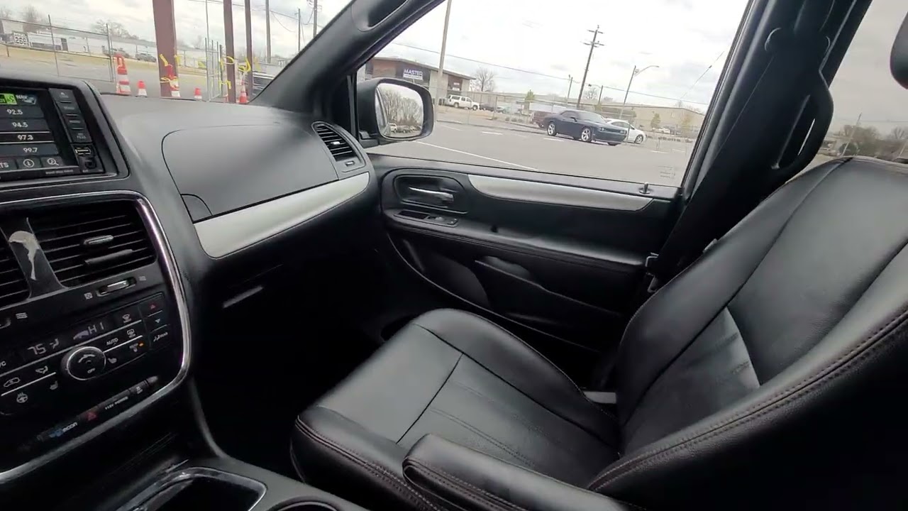 Lot 14- 2017 DODGE Grand Caravan 