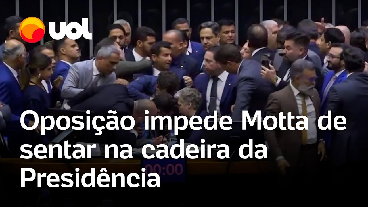 Motta tenta sentar na cadeira da Presidência da Câmara, e deputados da oposição tentam impedir