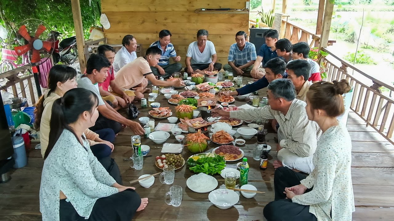 Hôm nay Chòi Đông Vui khi được Chú Trung Lam tặng Bữa Ăn cho Thợ Làm Đường và Nhóm | Hương Quê #899