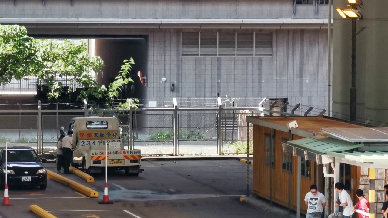 中型貨車考掉頭撞bo.
