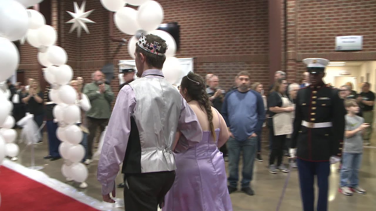 Tim Tebow surprises ‘Night to Shine’ participants in Mississippi