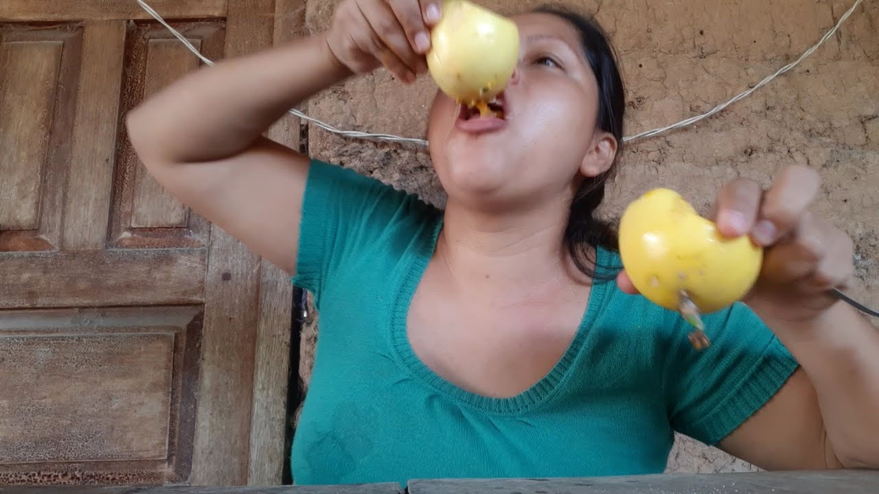 comiendo Maracuya con sal que delicia