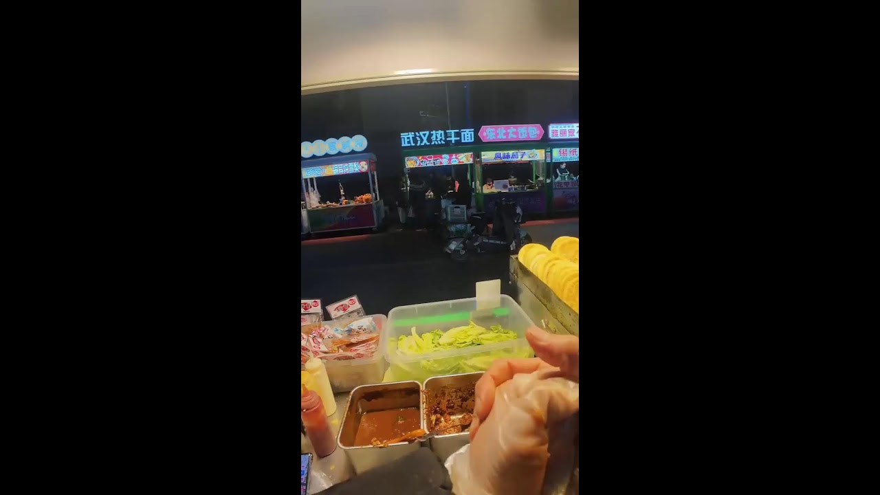 Live broadcast of street food specialties and fruit delicacies