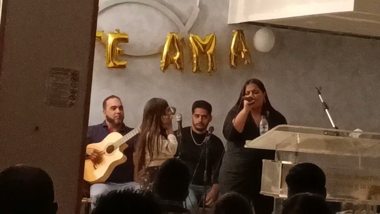Damaris. niña cantando para Dios . impresiónante