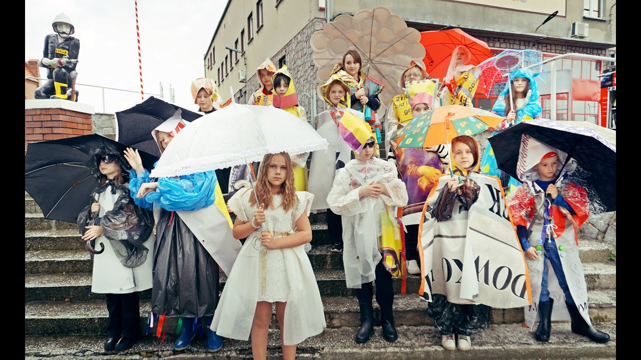 PŁASZCZE się przed deszczem. Eco fashion.  Lokomotywą po wiedzę.  Film konkursowy. Wieruszów