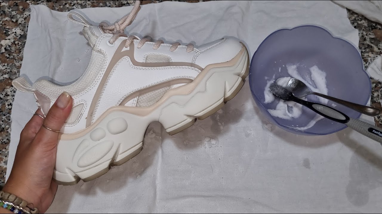 Come pulire le scarpe bianche con un MIX di due ingredienti | MAMMSTYLE.IT |