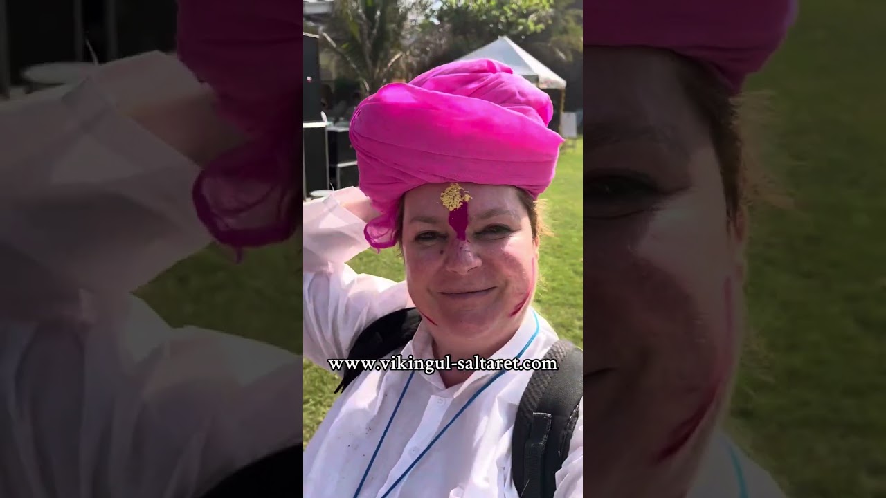 Uimitor! Asa incepe marea petrecere de HOLI: praf colorat, turbane, pijama si muzica&nbsp;#happyholi