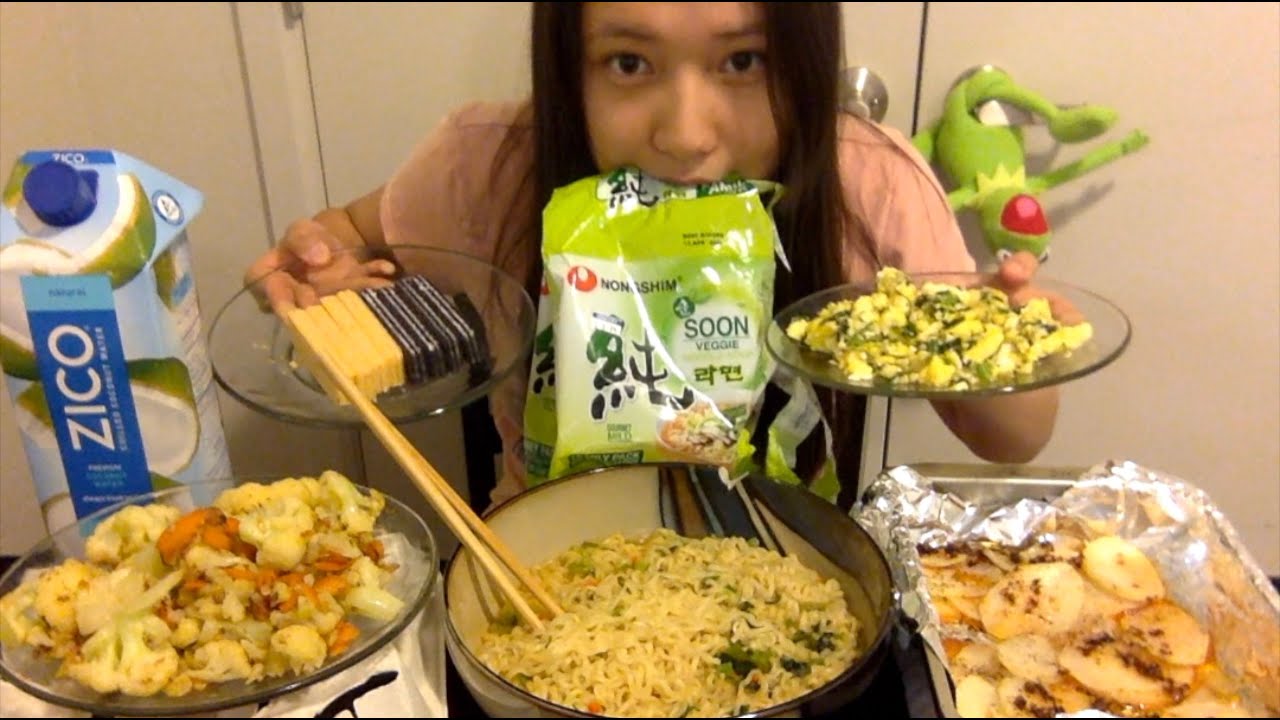 [Eating Show/Vegetarian] Mukbang eng sub: Vegan ramen&spicy potato【吃播】蛋奶素食：素拉面&油辣烤薯片&干煸菜花&威化饼干