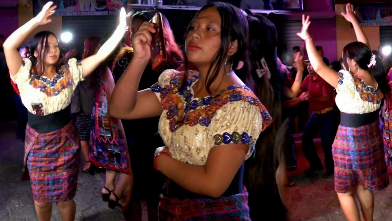 MIRA COMO BAILAN LA CHONITA AGRUPACIÓN XOYITA MÚSICAL 