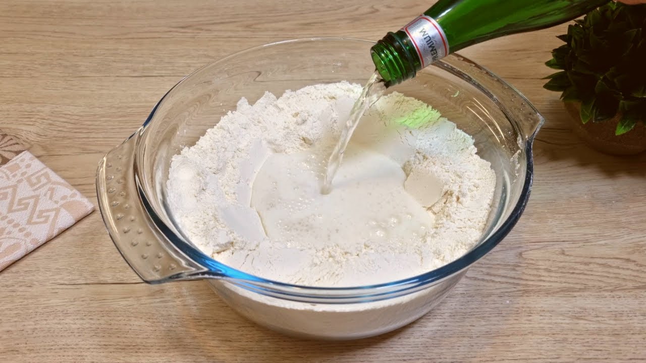 Просто добавьте в муку газированную воду, и хлеб готов. Новый вкусный рецепт хлеба.