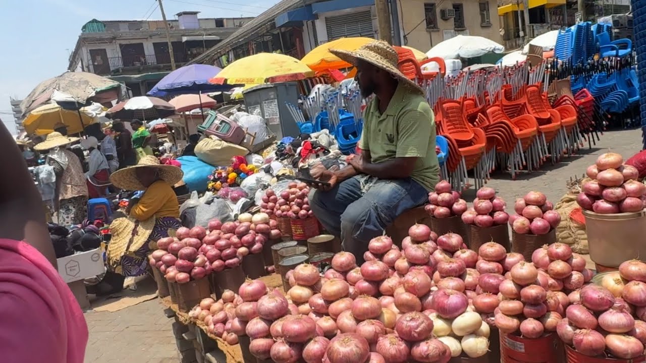 What Ghana&rsquo;s 🇬🇭 Biggest Market looks like | Makola Market Tour 