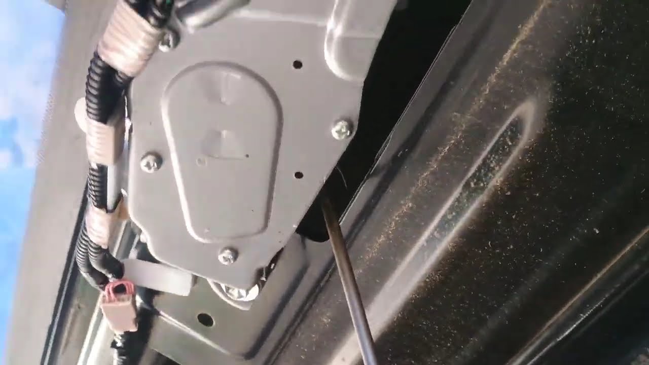 How to remove rear wiper arm, 2016 Toyota Sienna 