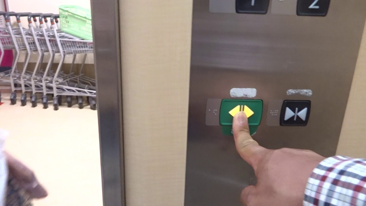 三菱エレベーター    イズミゆめタウン丸亀－赤のエレベーター・左側