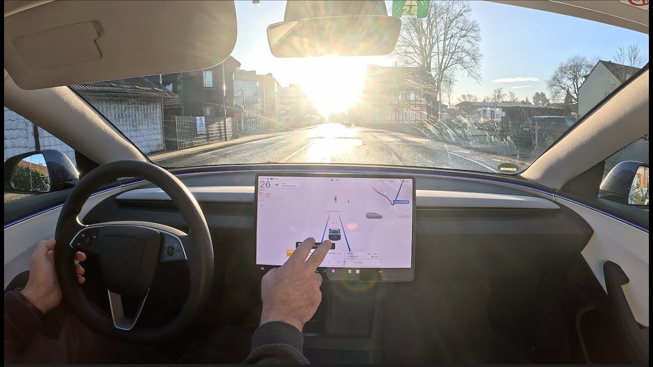 Hebelloses Fahren im Tesla Model 3 im Gegenlicht mit AP und Kreisverkehr