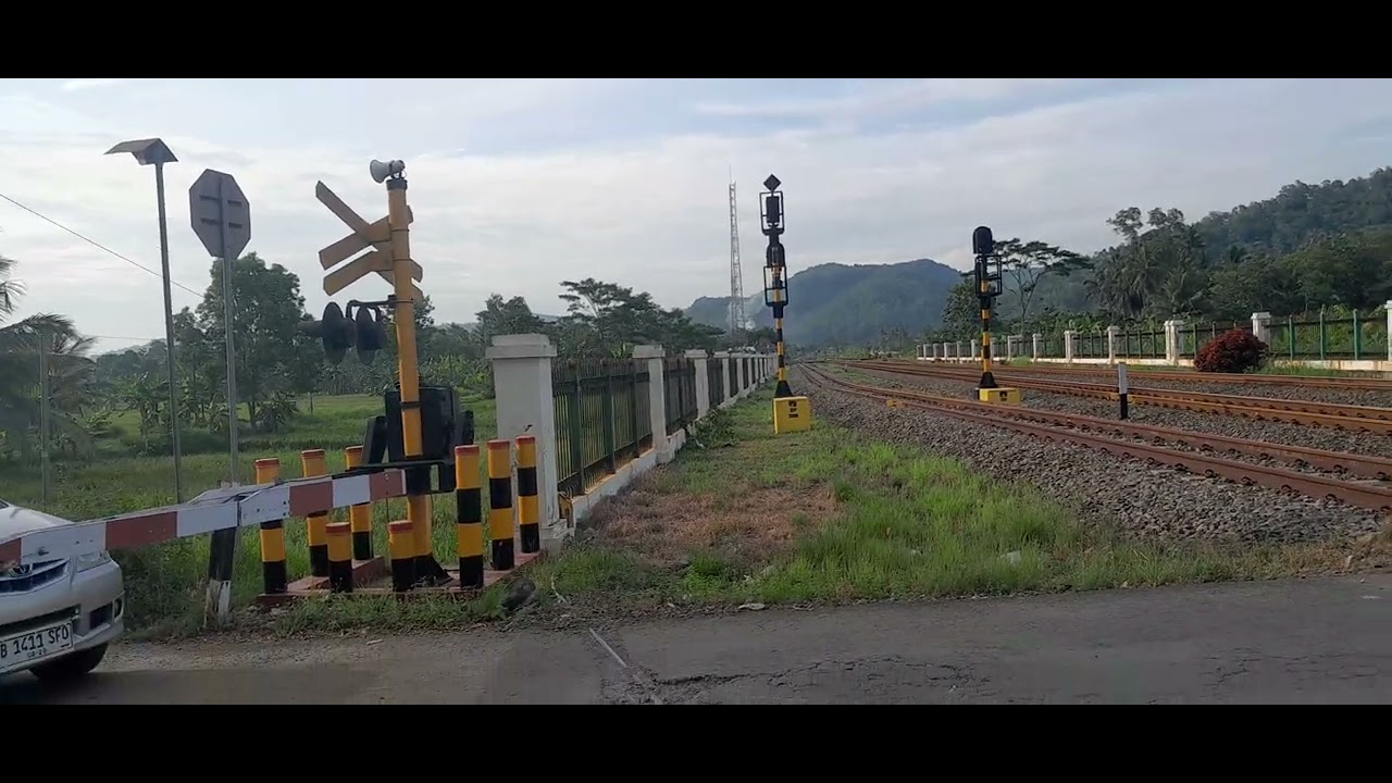 Hunting kereta api gaya baru malam selatan berpapasan dengan kereta api ketel(pertamina)