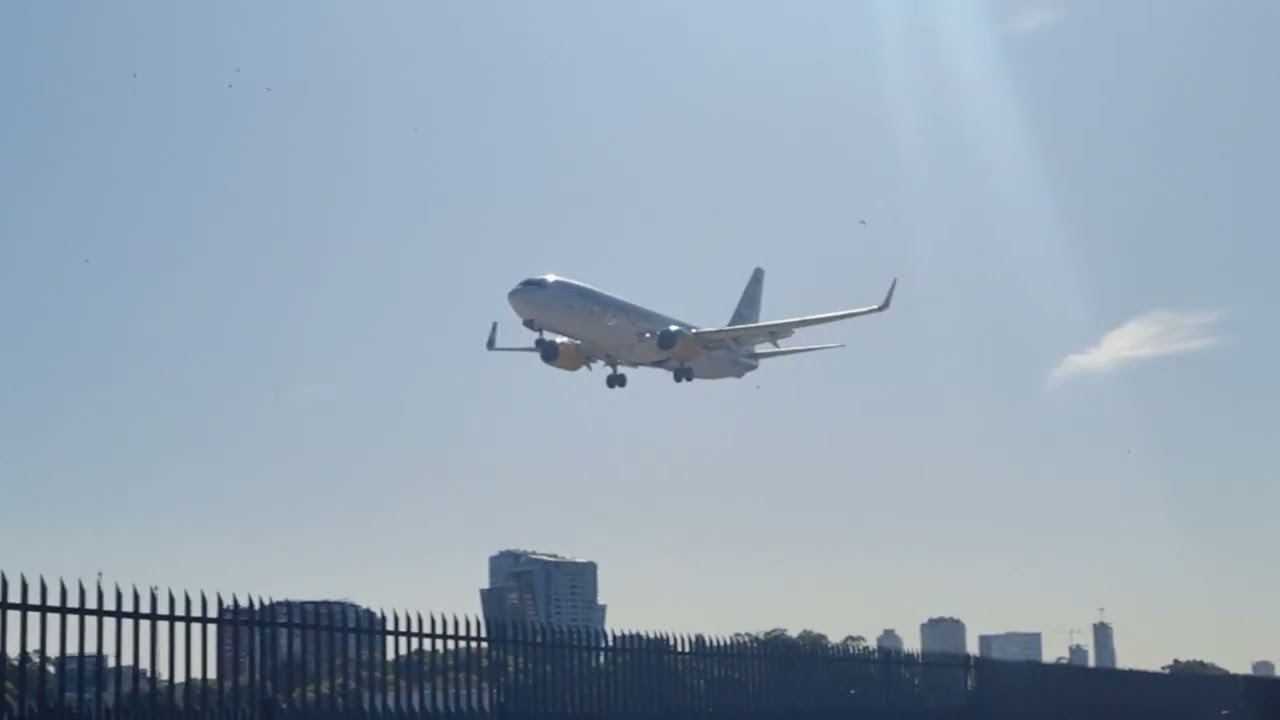 Flybondi's Boeing B737-800 LV-HKN landing at Aeroparque