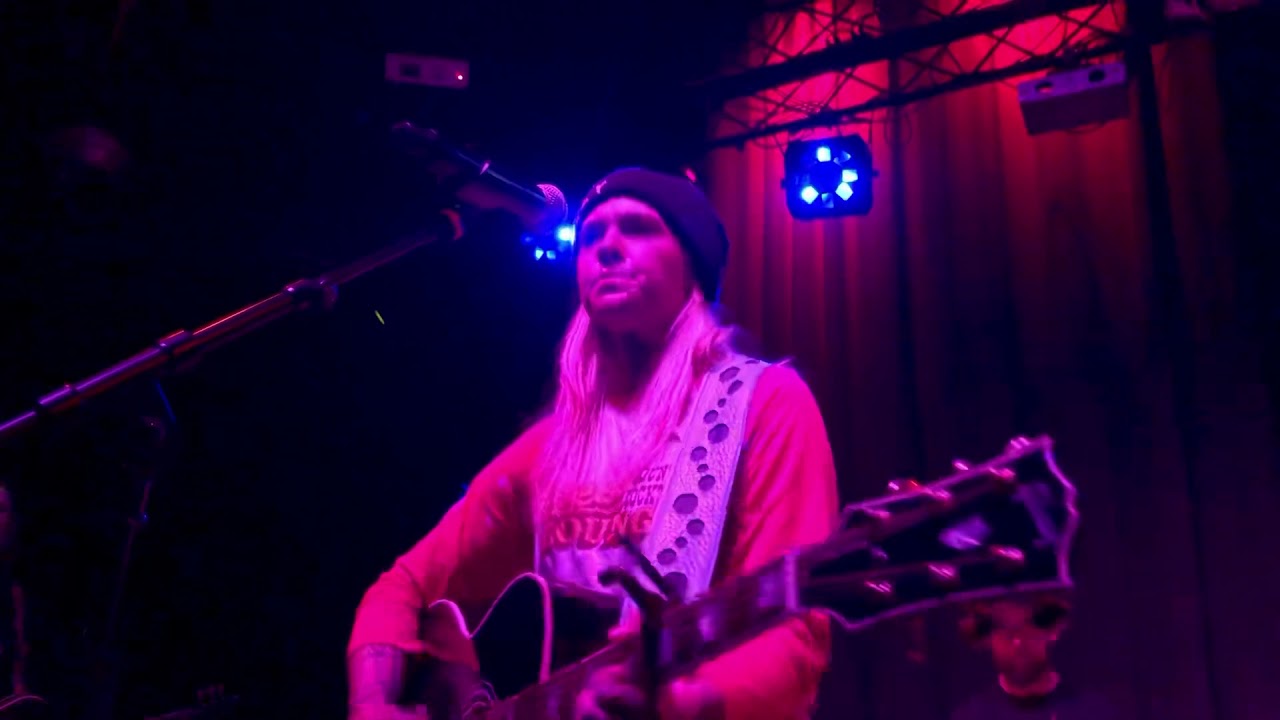 Morgan Wade “Met you” live at Skullys in Columbus, Ohio.