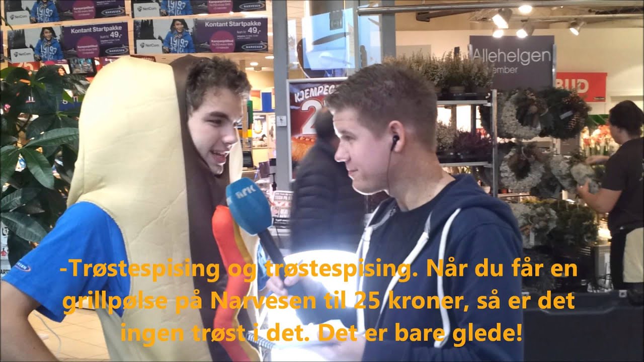 Narvesen Amfi Borg Storsenter. Hoffnarren Andreas Lundgaard lar seg intervjue...