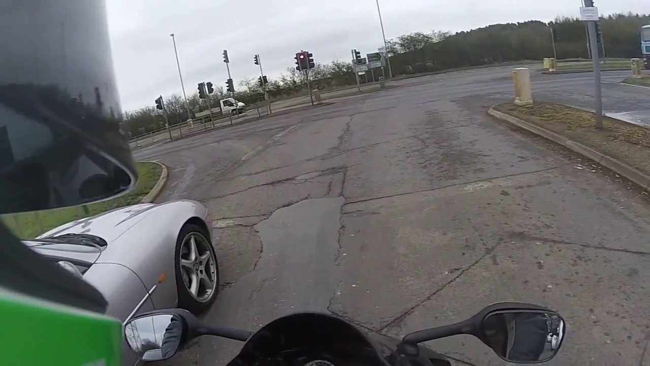 2009 gsxr 600 vs jaguar xkr Silverstone addition street racing