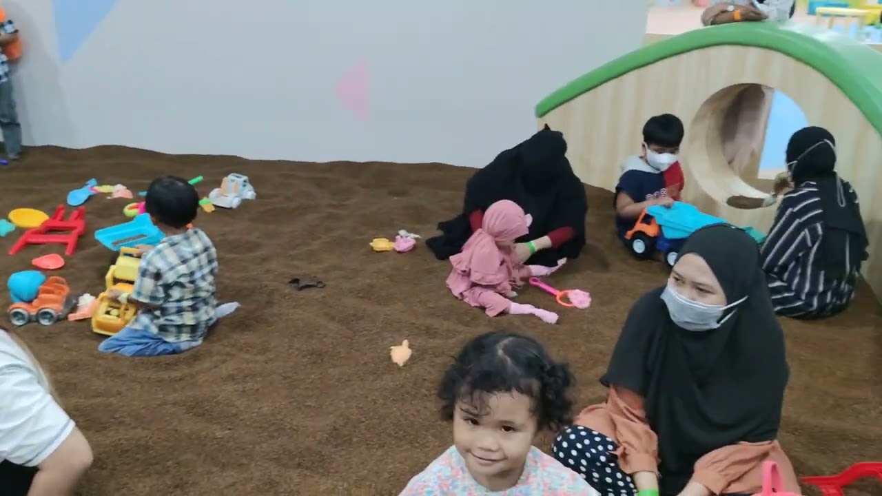 BERMAIN MANDI BOLA, MAIN PASIR, SELUNCURAN DAN TRAMPOLIN DI PLAY N LEARN PART 2