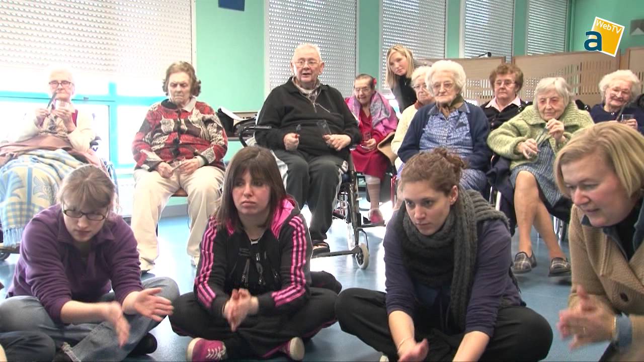 JEUNES SOURDS ET PERSONNES AGEES, UNE RENCONTRE POUR UN SPECTACLE