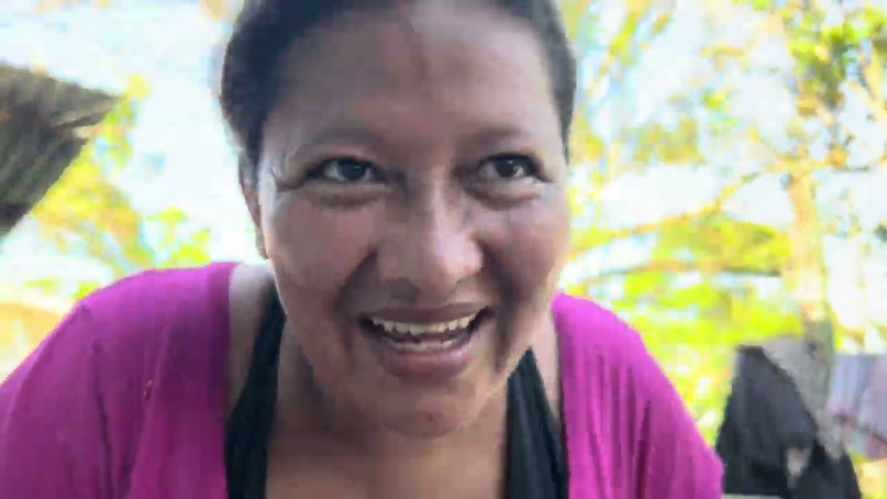 Esto se descontroló con albita dice que ella sale porq en su. Casa no tiene nada que hacer la gente 