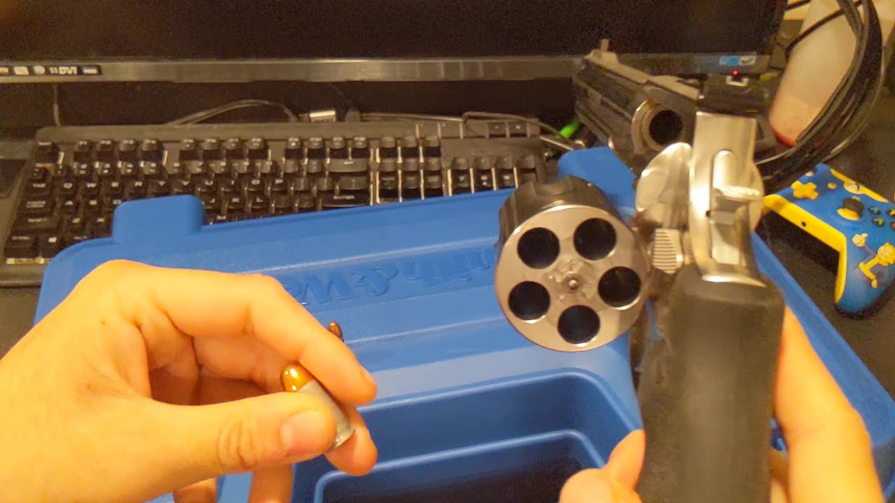 Tabletop review of a Smith and Wesson 500 Magnum