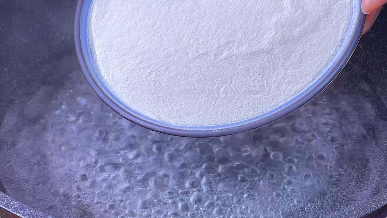 把面粉倒入滚烫的开水中，出锅瞬间变美食，简单又好吃，太香了
