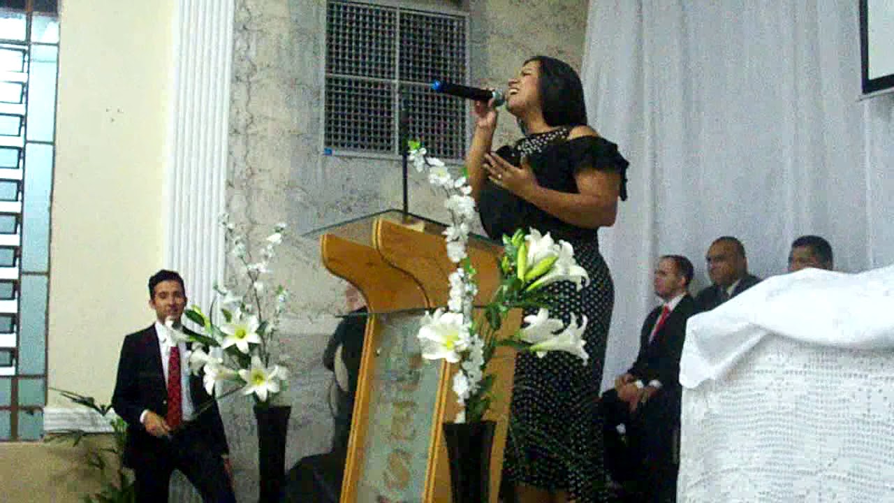 Isabela cantando 