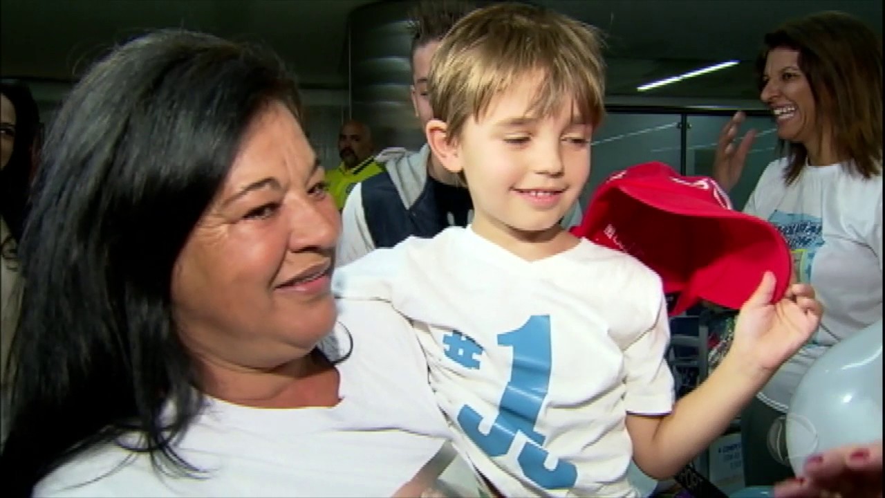 Menino raptado pelo pai americano volta ao Brasil depois de um ano