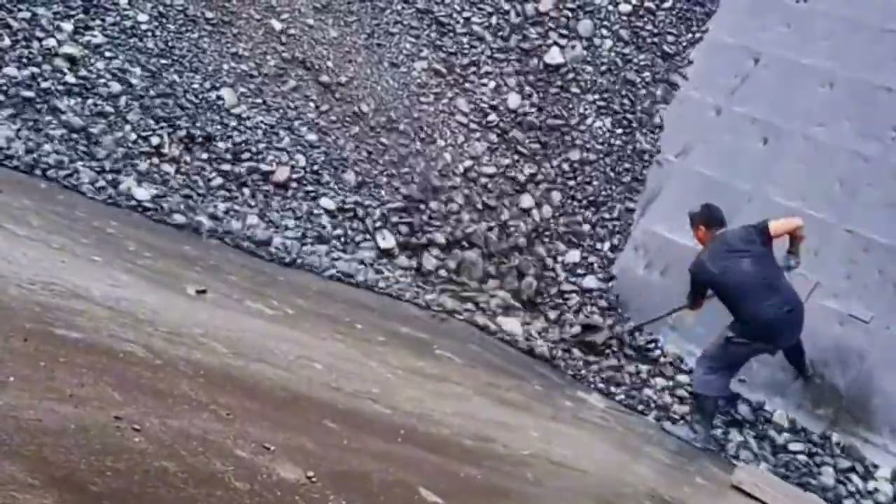 Barge unloading 3500 tons of pebbles - relaxing video