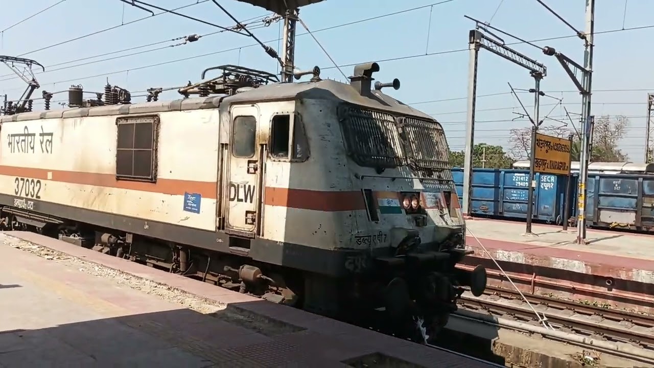 12278 Puri - Howrah Shatabdi Express complete arrival at Kharagpur Junction