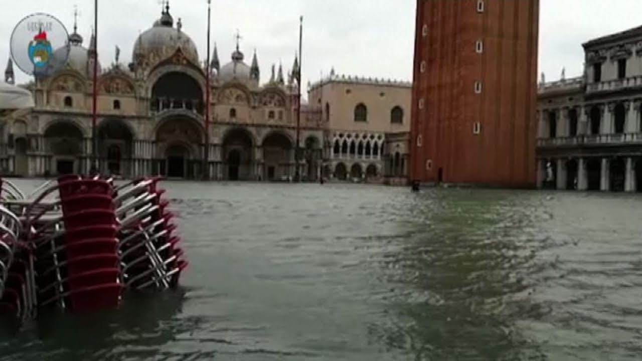 Acqua alta eccezionale a Venezia, piazza San Marco chiusa
