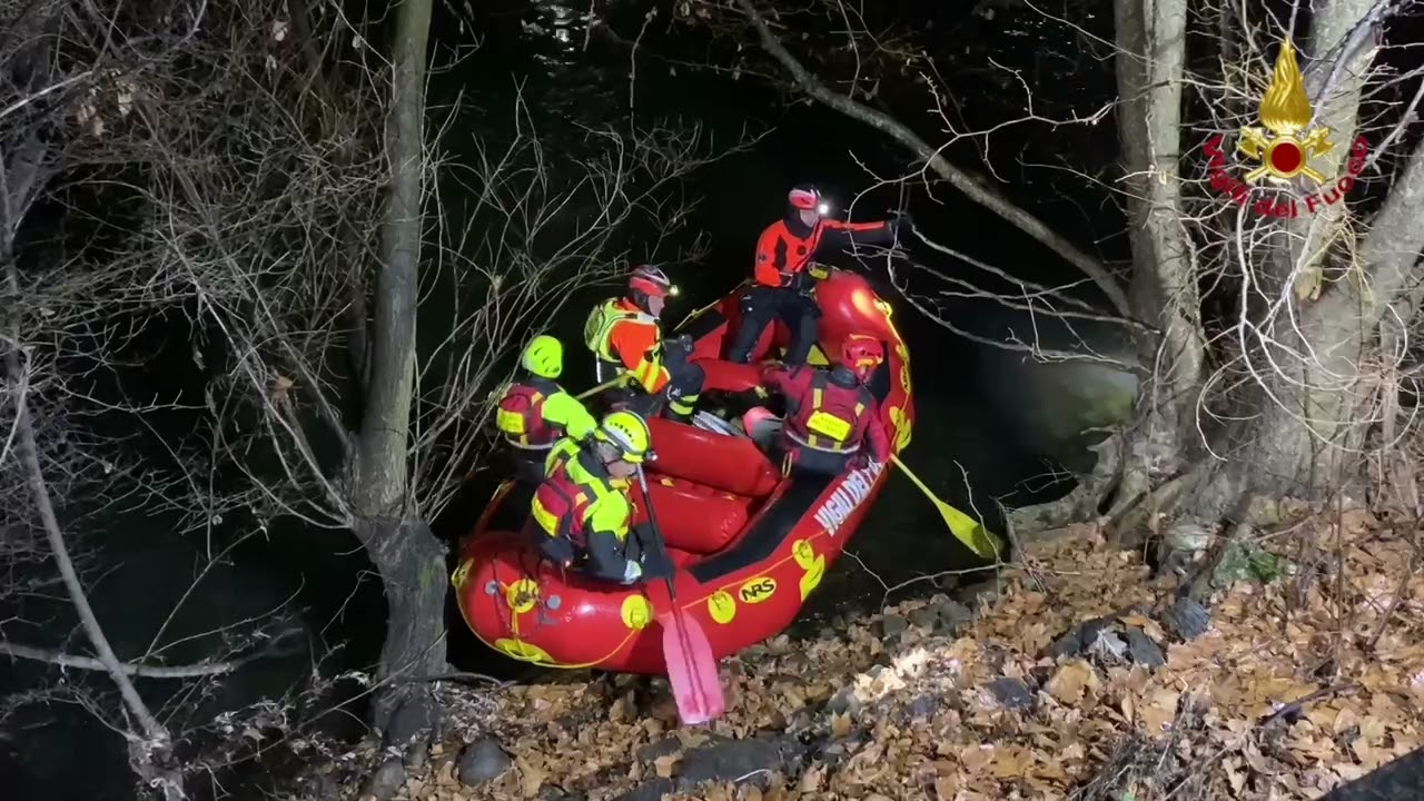 Le ricerche dei vigili del fuoco a Luino per una persona nel fiume Tresa
