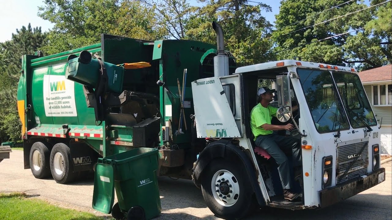 Growling Mack LE McNeilus M/A Garbage Truck!
