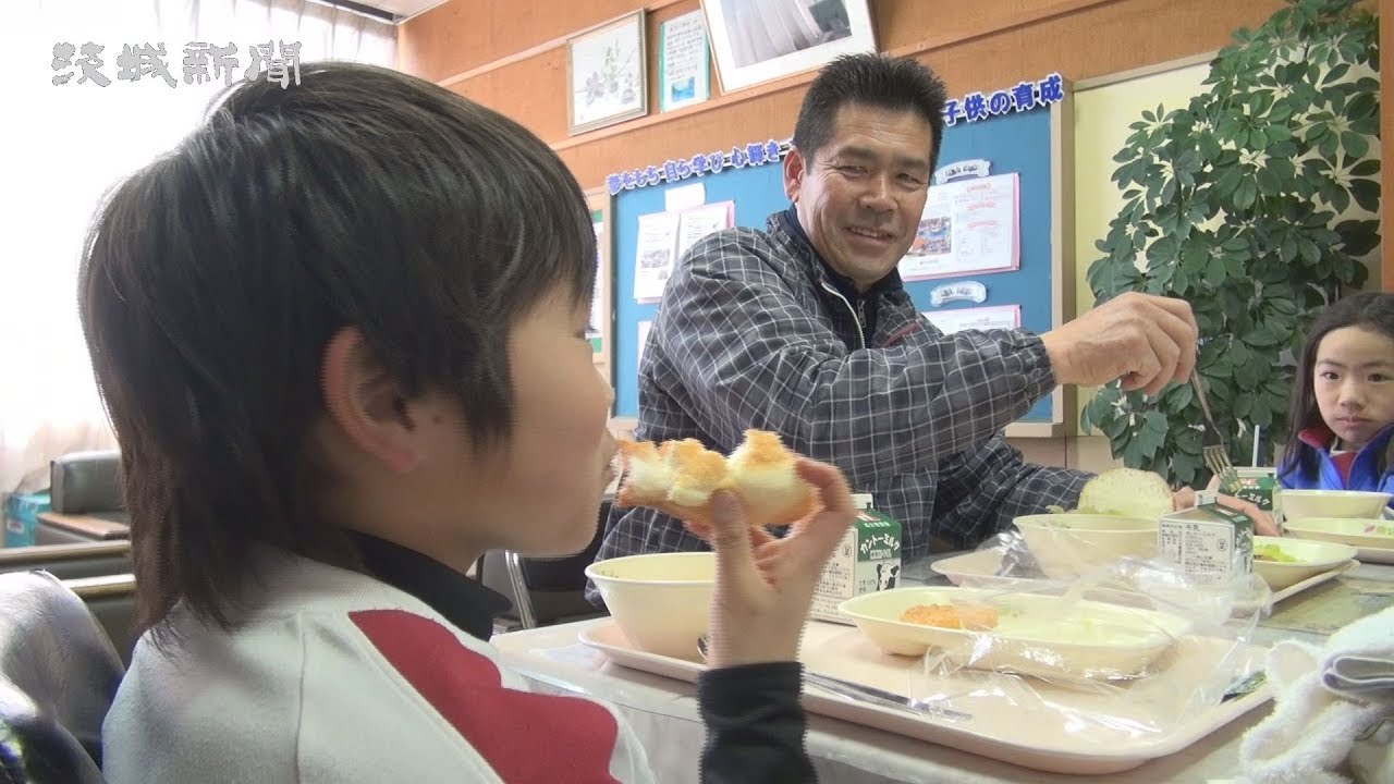 鉾田市立野友小で校長先生と児童が会食