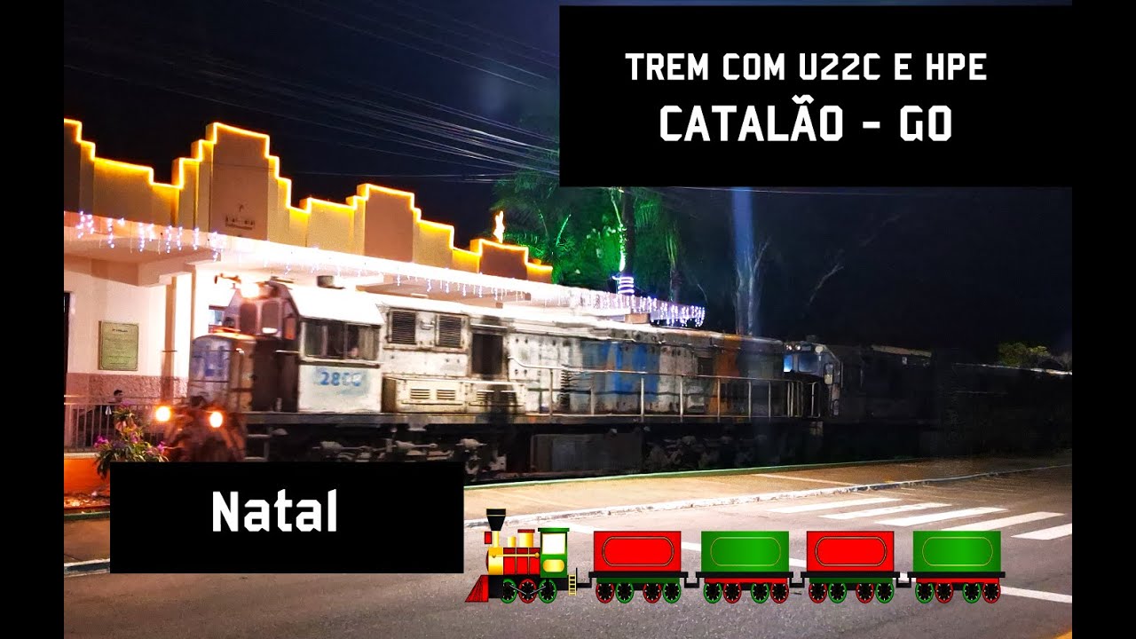 Trem circulando pela estação decorada para o Natal em Catalão - GO