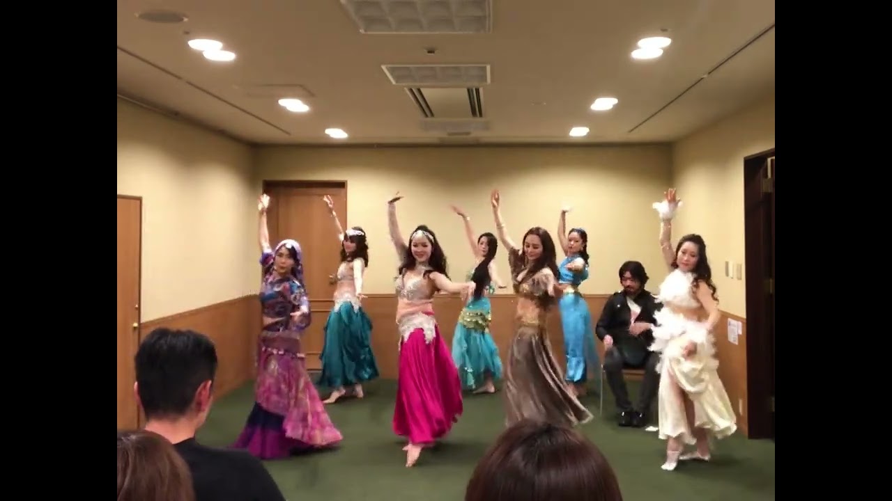 生太鼓の音に合わせて講師と生徒が一体となって創り上げたステージ。臨場感とエネルギーをぜひご覧ください。