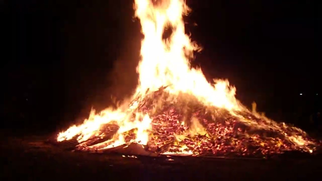 Bonfire on the green by Meadow Crescent, Woodchurch. Nov 5, 2022.