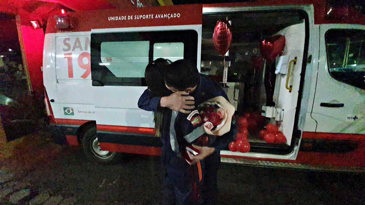 Bombeiro faz surpresa romântica para oficializar união com socorrista do Samu