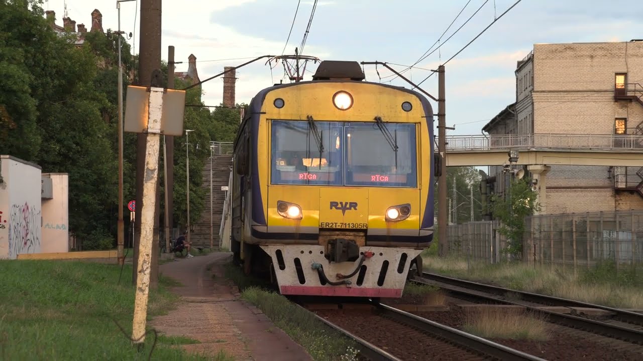 Электропоезд ЭР2T-7113 на о.п. Вагонный Парк / ER2T-7113 EMU at Vagonu Parks stop