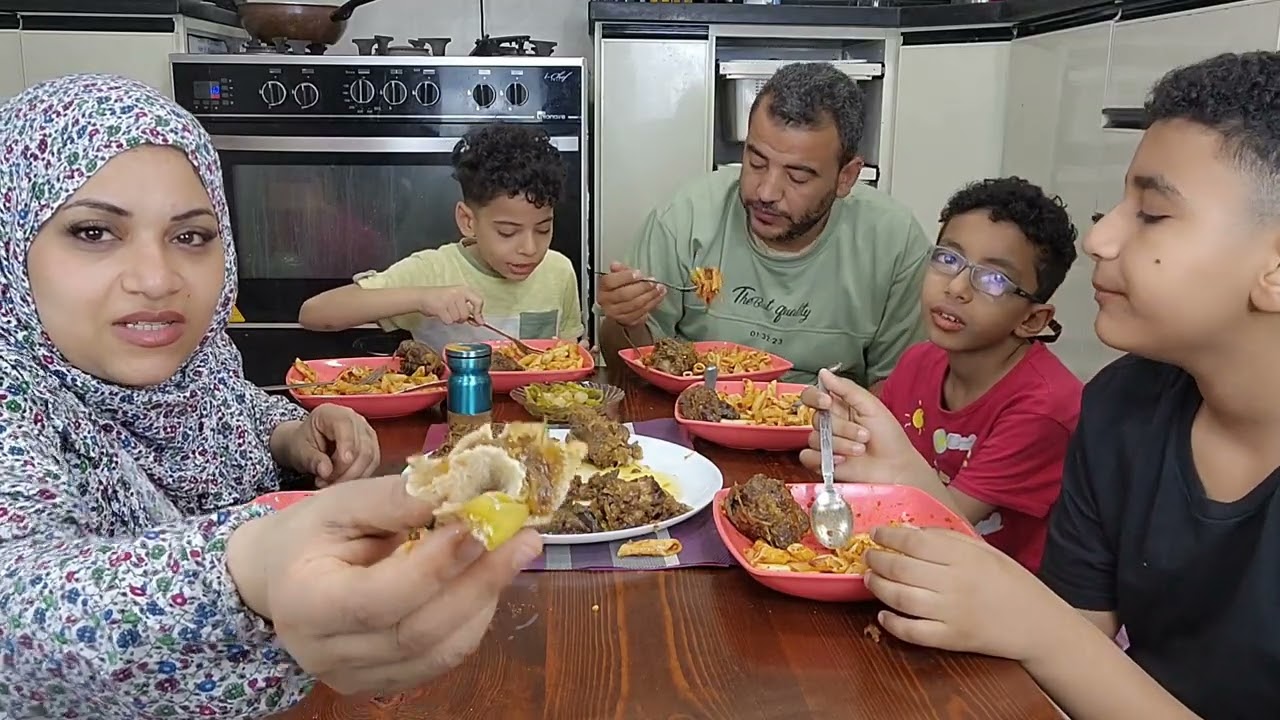 تحدي اكل / بعد العيد احمد بجد كان بياكل بايده ورجله هتموتوا من الضحك طواجن اللحمه اختراع جميل