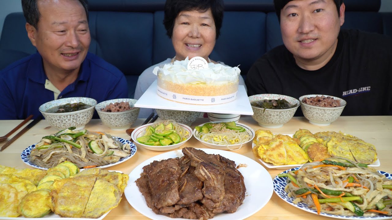 흥삼이 생일상! 어머니께서 정성들여 차려주신 한 상! (Heungsam's birthday with delicious foods) - Mukbang Eating show