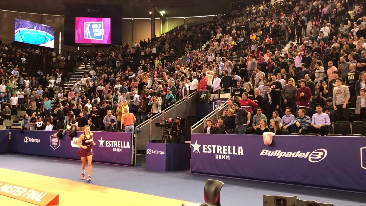 Alejandra Salazar jette sa raquette au public
