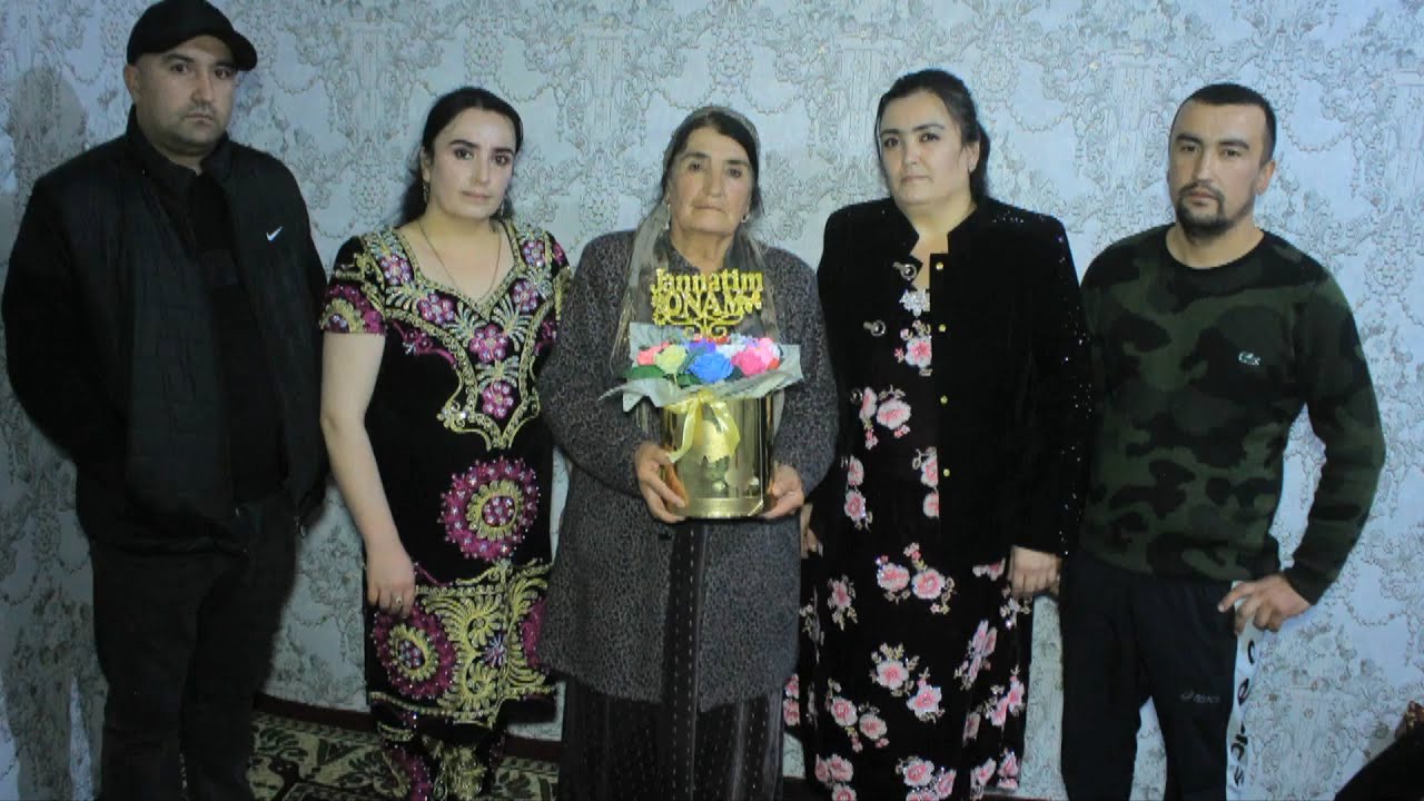 Зодрӯзи Раҳматова муаллимаи чандинсолаи деҳаи Оҳалик