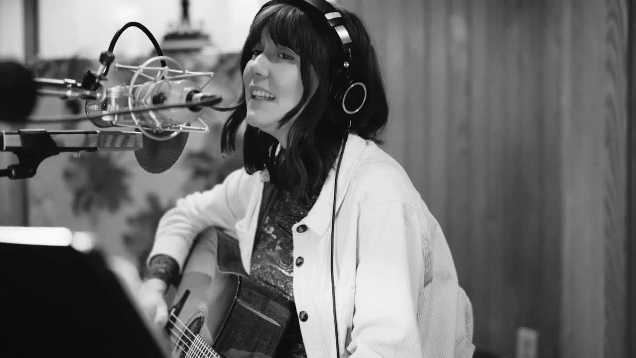 Molly Tuttle & Golden Highway - Alice in the Bluegrass (Studio Video)