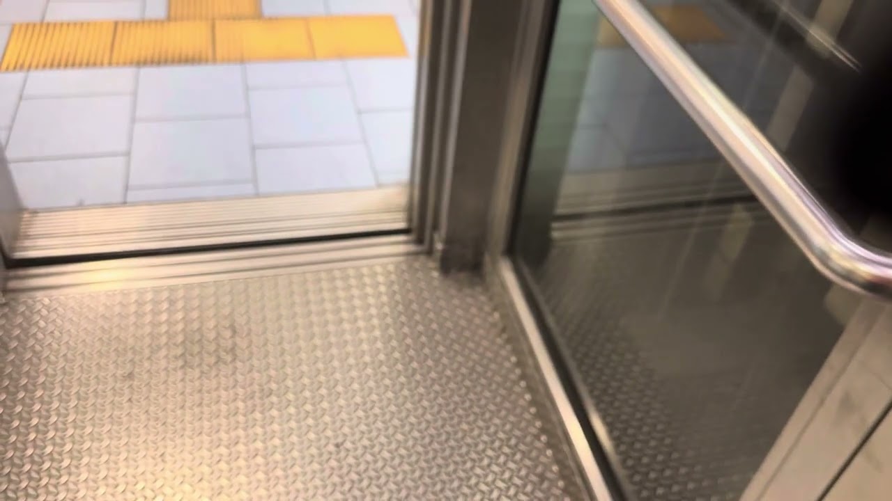 Quick (mod. durch N&L) Aufzug im U-Bahnhof Dom/Hbf in Köln